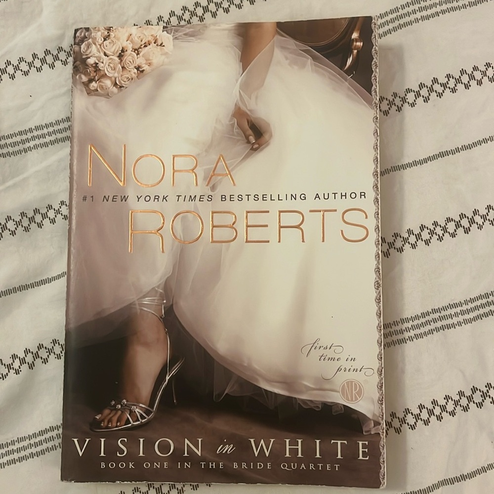 Vision in White (Bride Quartet Book 1) - Nora Roberts